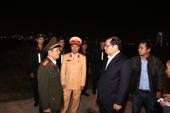 Lãnh đạo TP Đà Nẵng đi thăm và chúc tết các đơn vị "trực chiến" đêm giao thừa ảnh 5