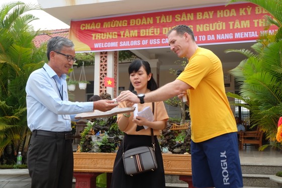 Thủy thủ tàu sân bay Hoa Kỳ thăm Trung tâm điều dưỡng người tâm thần ở Đà Nẵng ảnh 5
