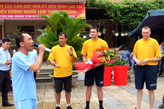 Thủy thủ tàu sân bay Hoa Kỳ thăm Trung tâm điều dưỡng người tâm thần ở Đà Nẵng ảnh 6