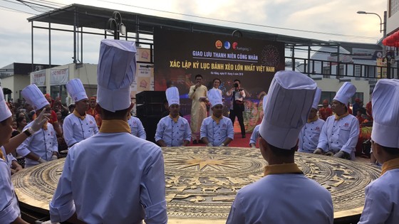 Xác lập kỷ lục bánh xèo lớn nhất Việt Nam tại Đà Nẵng ảnh 6