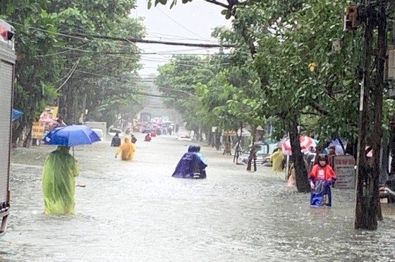 Mưa to trắng đêm, nhiều khu vực TP Đà Nẵng ngập nặng ảnh 16