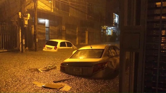 Mưa to trắng đêm, nhiều khu vực TP Đà Nẵng ngập nặng ảnh 5