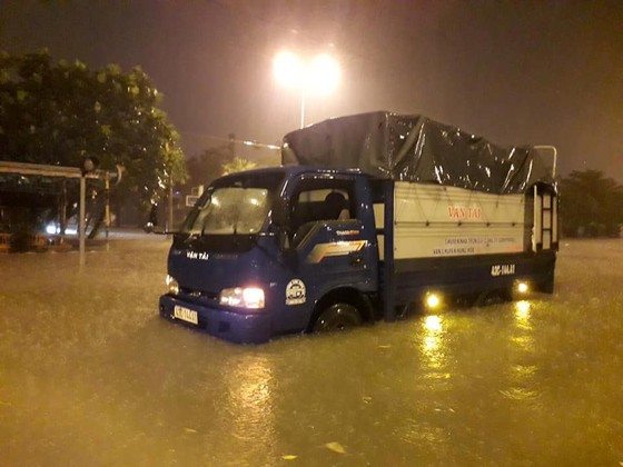 Mưa to trắng đêm, nhiều khu vực TP Đà Nẵng ngập nặng ảnh 6