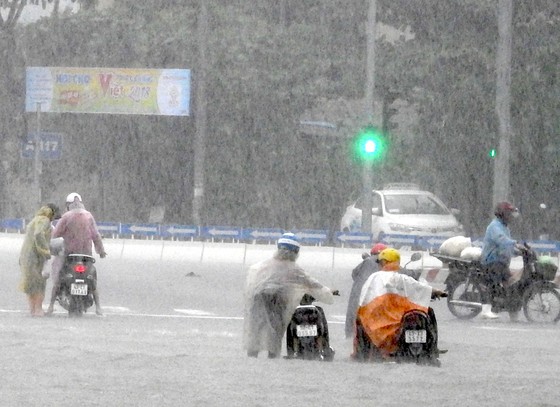 Mưa to trắng đêm, nhiều khu vực TP Đà Nẵng ngập nặng ảnh 9