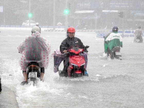 Mưa to trắng đêm, nhiều khu vực TP Đà Nẵng ngập nặng ảnh 12