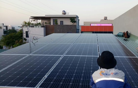 Đà Nẵng: Hộ gia đình lắp hệ thống điện mặt trời áp mái để giảm tiền điện ảnh 2