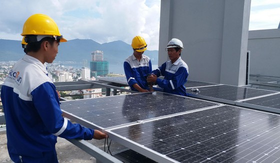 Đà Nẵng: Hộ gia đình lắp hệ thống điện mặt trời áp mái để giảm tiền điện ảnh 1