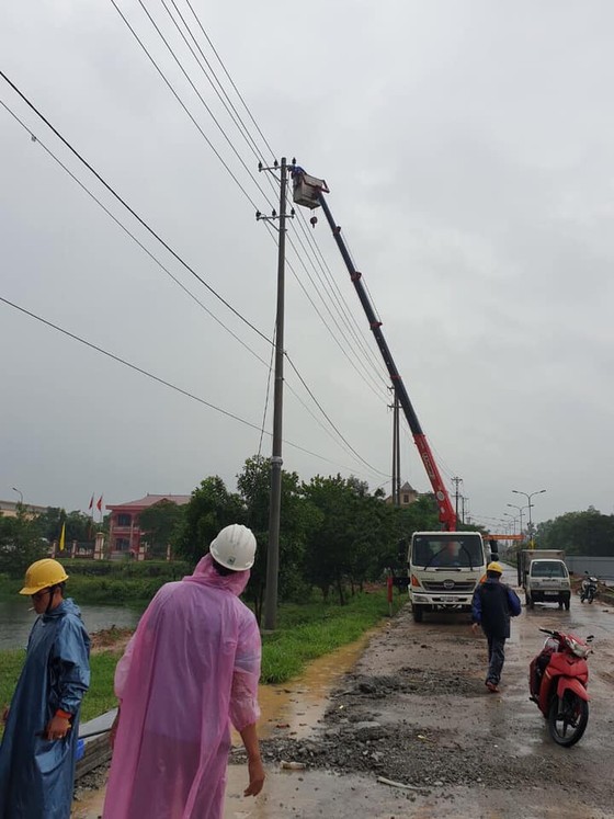 Điện lực miền Trung khẩn trương khắc phục sự cố lưới điện do mưa lũ ảnh 1