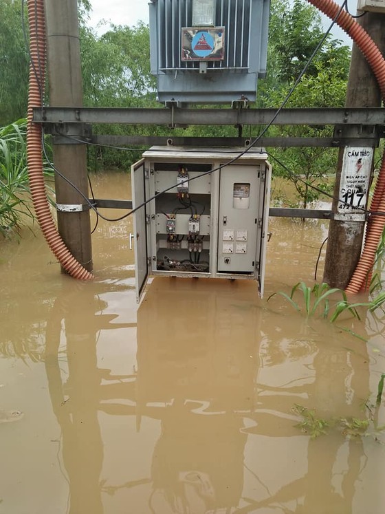 Điện lực miền Trung khẩn trương khắc phục sự cố lưới điện do mưa lũ ảnh 2