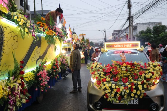 Chiêm ngưỡng đoàn xe hoa rực rỡ mừng Phật đản ở Đà Lạt ảnh 8