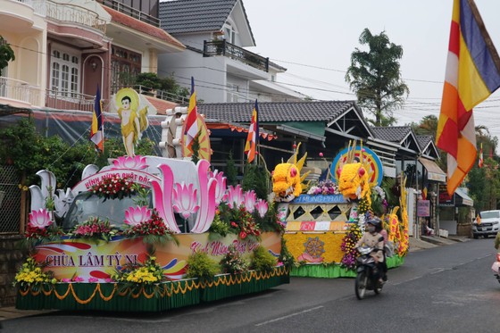 Chiêm ngưỡng đoàn xe hoa rực rỡ mừng Phật đản ở Đà Lạt ảnh 1