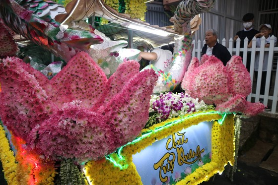 Chiêm ngưỡng đoàn xe hoa rực rỡ mừng Phật đản ở Đà Lạt ảnh 4