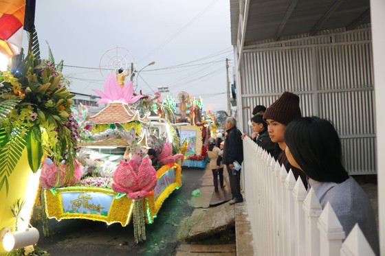 Chiêm ngưỡng đoàn xe hoa rực rỡ mừng Phật đản ở Đà Lạt ảnh 12