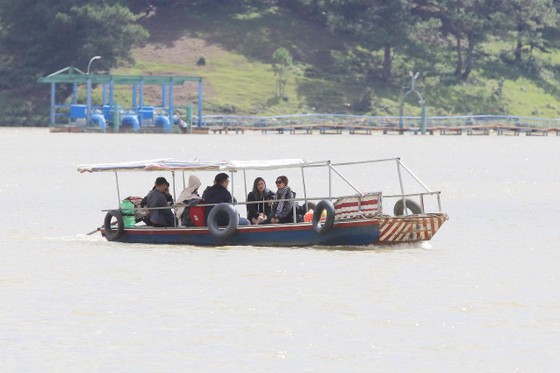 Thuyền "chui" vẫn mạo hiểm chở khách trên hồ Đan Kia - Suối Vàng ảnh 1