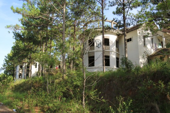 Khu biệt thự nghỉ dưỡng tại hồ Tuyền Lâm – Đà Lạt bỏ hoang nhiều năm ảnh 1