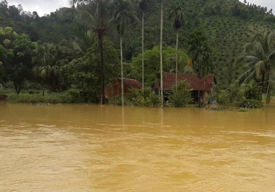 Mưa lớn khiến nhiều khu vực ở Lâm Đồng ngập sâu ảnh 2