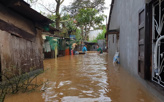 Mưa kéo dài, hơn 100 nhà dân tại phố núi Bảo Lộc bị ngập sâu ảnh 2
