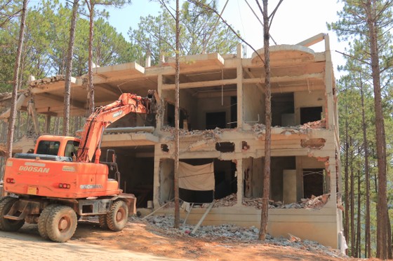 Tiếp tục tháo dỡ nhiều công trình xây dựng không phép trong khu nghỉ dưỡng ở hồ Tuyền Lâm – Đà Lạt ảnh 3