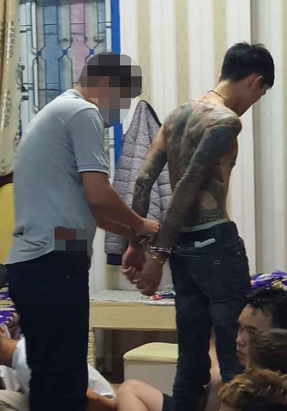 Bất chấp chỉ thị cách ly xã hội, hàng chục thanh niên tụ tập trong khách sạn dùng ma túy ảnh 2