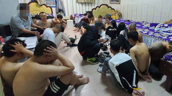 Bất chấp chỉ thị cách ly xã hội, hàng chục thanh niên tụ tập trong khách sạn dùng ma túy ảnh 1
