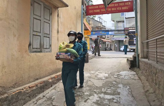Đà Lạt: Hàng ngàn phần quà trao tận nhà người có hoàn cảnh khó khăn trong mùa dịch ảnh 6
