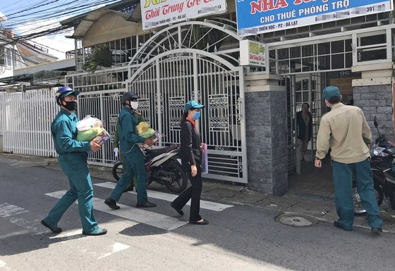 Đà Lạt: Hàng ngàn phần quà trao tận nhà người có hoàn cảnh khó khăn trong mùa dịch ảnh 8