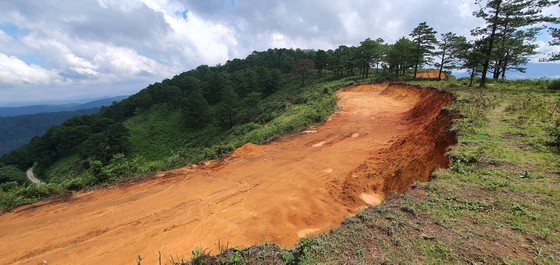 Đà Lạt: Vô tư 'xẻ núi' mở đường khai thác khoáng sản ảnh 3