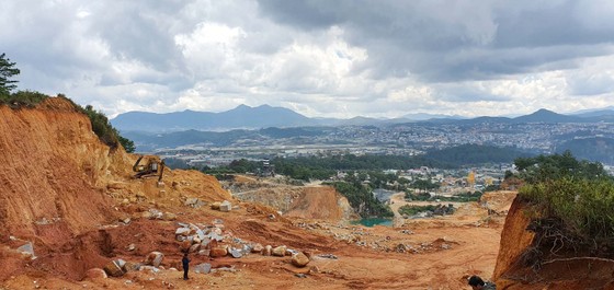 Đà Lạt: Vô tư 'xẻ núi' mở đường khai thác khoáng sản ảnh 2