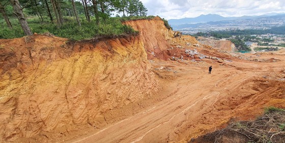 Đà Lạt: Buộc khôi phục khu vực núi bị xẻ đôi làm đường khai thác khoáng sản ảnh 2