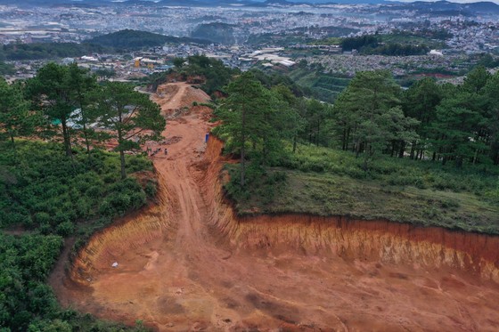 Đà Lạt: Buộc khôi phục khu vực núi bị xẻ đôi làm đường khai thác khoáng sản ảnh 1