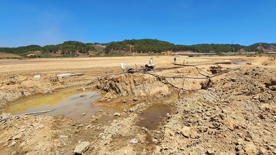 Xe máy thoải mái đi giữa lòng hồ Đan Kia – Suối Vàng ảnh 5