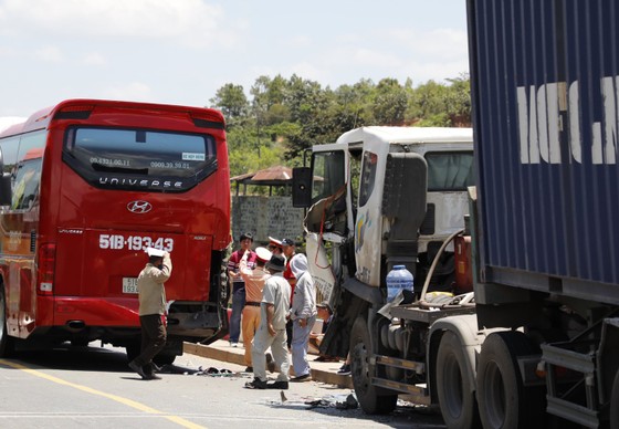 Xe container va chạm xe khách khiến Quốc lộ 20 ùn tắc kéo dài ảnh 1