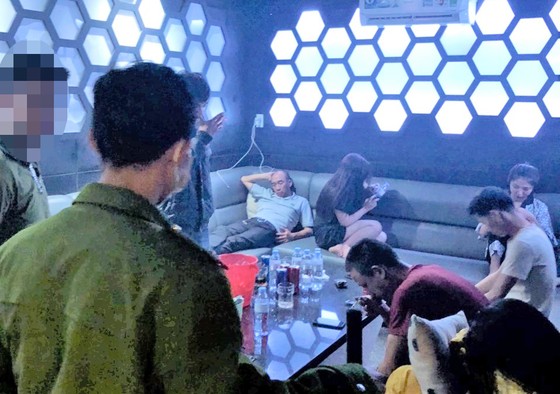 Mở tiệc ma túy trong quán karaoke bất chấp lệnh đóng cửa phòng, chống Covid-19 ảnh 1