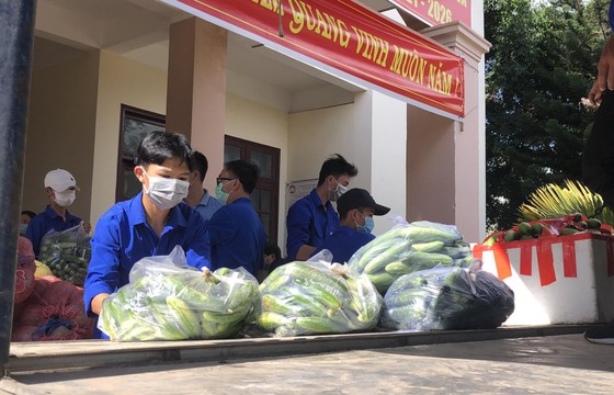 Lâm Đồng gửi rau, củ, quả, nhu yếu phẩm tiếp sức TPHCM chống dịch ảnh 2