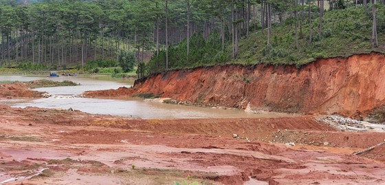 Lâm Đồng: Khai thác cát gây sạt lở núi, biến dạng dòng suối ảnh 2