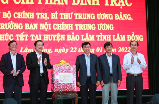 Trưởng Ban Nội chính Trung ương thăm, tặng quà tết tại Lâm Đồng ảnh 1