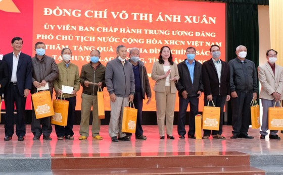 Phó Chủ tịch nước Võ Thị Ánh Xuân thăm, tặng quà gia đình chính sách  tại Lâm Đồng ảnh 1
