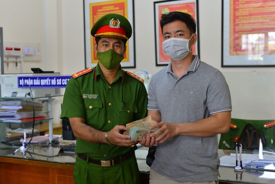 Cán bộ công an trả lại 300 triệu đồng cho người bỏ quên trên phố ảnh 1