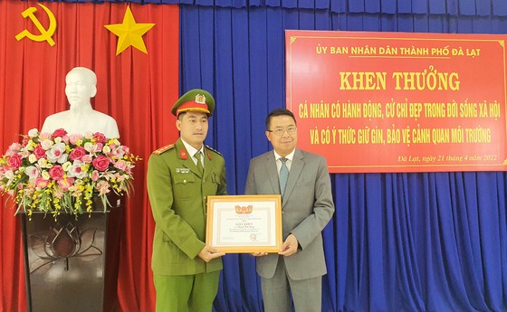 Khen thưởng Đại úy công an trả lại 300 triệu cho người đánh rơi trên phố ảnh 1