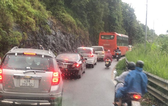 Tai nạn giao thông làm 2 người tử vong, đèo Bảo Lộc ùn ứ kéo dài ảnh 2