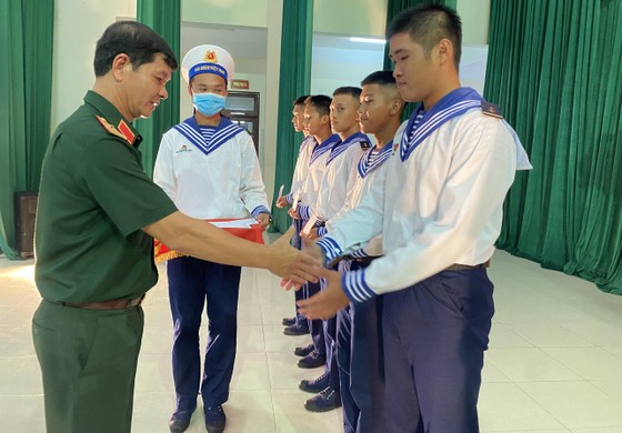 Lãnh đạo TPHCM thăm, tặng quà các chiến sĩ mới tại Bộ Tư lệnh Vùng 4 Hải quân ảnh 1