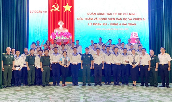 Lãnh đạo TPHCM thăm, tặng quà các chiến sĩ mới tại Bộ Tư lệnh Vùng 4 Hải quân ảnh 2