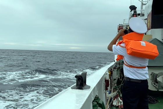 Đưa 5 thuyền viên trên tàu Bình Thuận bị chìm về bờ từ tàu hàng nước ngoài ảnh 1