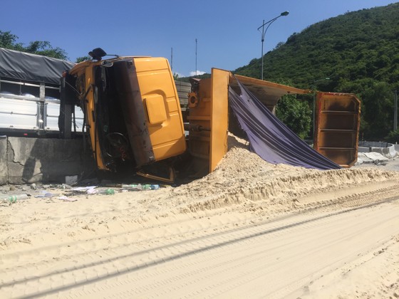 Xe chở cát lật nhào trên đại lộ Nguyễn Tất Thành ảnh 2