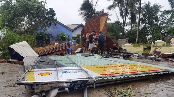 Khánh Hòa: 27 người chết, 10.000 căn nhà bị sập đổ và tốc mái do bão số 12 ảnh 2