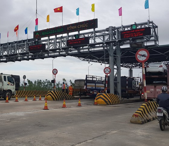 Tài xế dừng xe giữa làn thu phí, BOT Ninh Lộc phải xả trạm ảnh 2