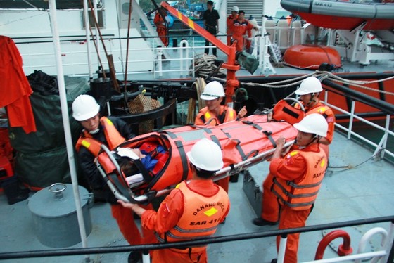 Cứu một thuyền viên Trung Quốc gặp nạn trên biển ảnh 1