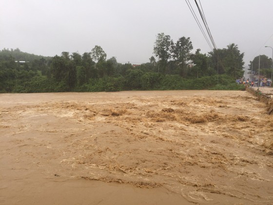 Vũng Tàu - Bến Tre mưa lớn, gió giật mạnh, Khánh Hòa - Ninh Thuận ngập lụt, đường sắt tê liệt  ảnh 16