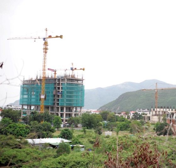 Hàng chục cần cẩu xây dựng lơ lửng trên đầu người dân ảnh 2