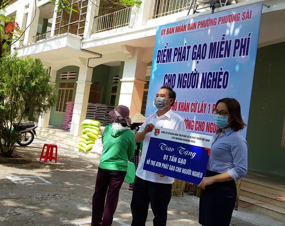 Phóng viên báo chí thường trú tại Khánh Hòa chung tay cùng ATM gạo ảnh 4
